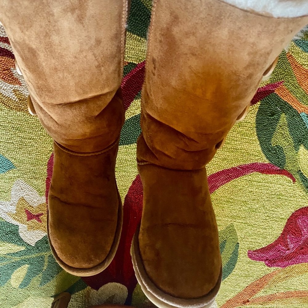 Uggs  NEED TO SELL!!! NO NEED FOR BOOTS ON MAUI!